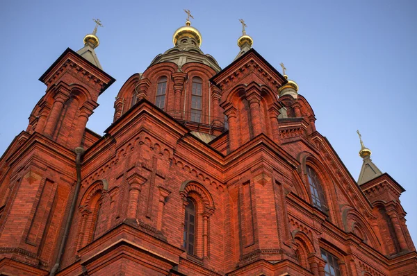 Fachada da Catedral de Uspenski em Helsinque - Finlândia sob a luz do sol vermelha da noite no verão . — Fotografia de Stock