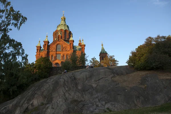 Fasáda katedrály uspenski v Helsinkách - Finsko v červené večerní slunce v létě. — Stock fotografie