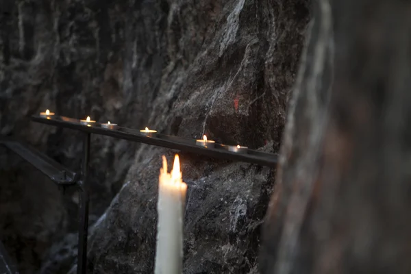 Brennende Kerze in der Tempeliaukio-Kirche (Felsenkirche) in Helsinki - Finnland — Stockfoto