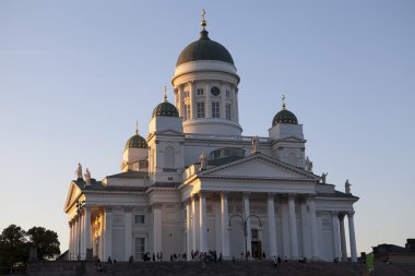 Yaz aylarında, Finlandiya, Avrupa'nın Helsinki Katedrali (tuormiokirkko) gün batımı sırasında