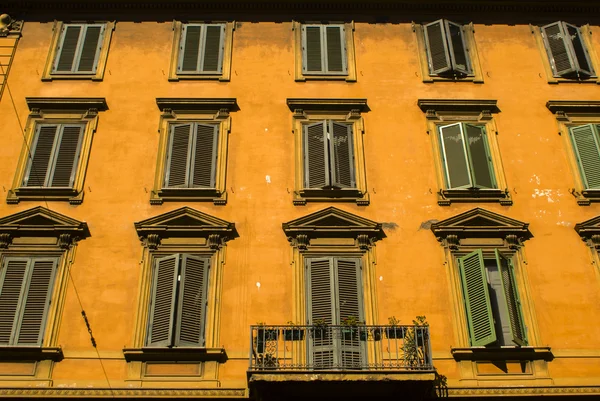 Homlokzati egy régi sárga ház, erkéllyel, a központban, Róma, Olaszország — Stock Fotó