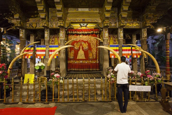 Wnętrze świątyni Najświętszego tooth Relic (sri dalada maligwa) w centrum sri Lanki, Azji — Zdjęcie stockowe
