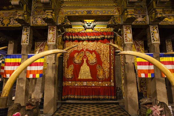 Interno del Tempio della Sacra Dente Reliquia (Sri Dalada Maligwa) nello Sri Lanka Centrale, Asia — Foto Stock