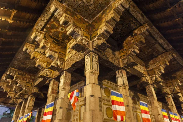 Interior do Templo da Relíquia dos Dentes Sagrados (Sri Dalada Maligwa) no Sri Lanka Central, Ásia — Fotografia de Stock