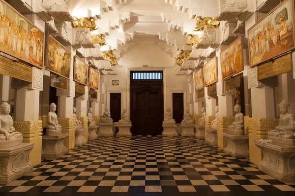 Interior del Templo de la Reliquia del Diente Sagrado (Sri Dalada Maligwa) en el centro de Sri Lanka, Asia — Foto de Stock