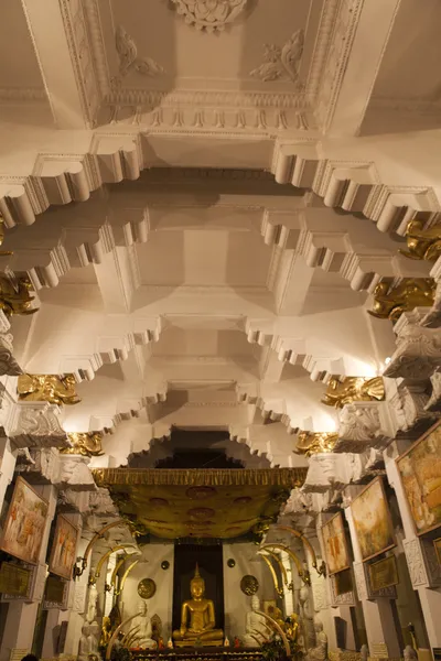 Interior del Templo de la Reliquia del Diente Sagrado (Sri Dalada Maligwa) en el centro de Sri Lanka, Asia —  Fotos de Stock