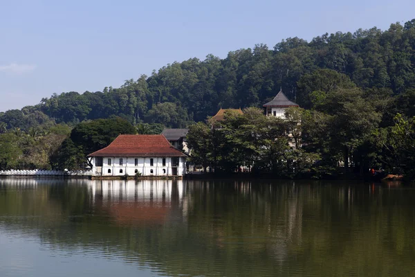 Bath house and temple of the sacred tooth relic in Kandy, Sri Lanka - Asia — Stock Photo, Image