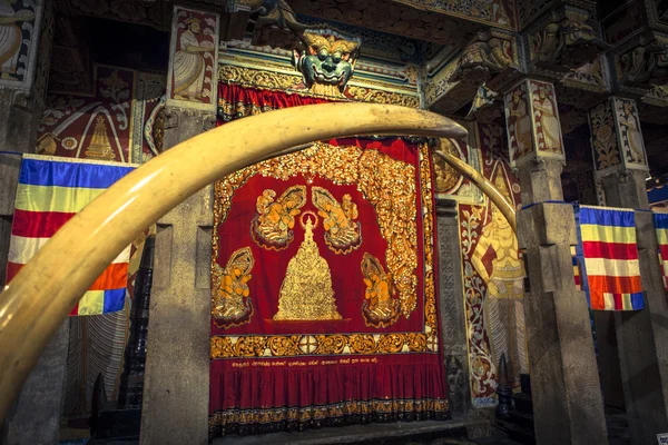 Interiér chrámu Buddhova zubu (Šrí Daladá maligwa) v centrální části Srí Lanky, Asie — Stock fotografie