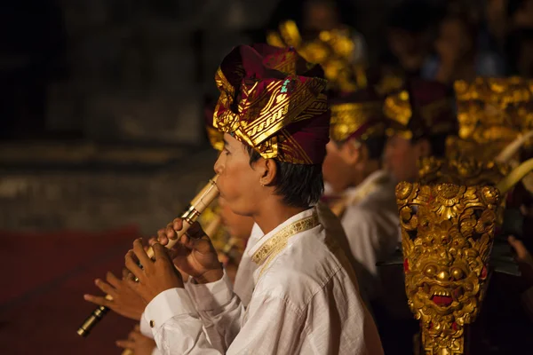 バリ島、インドネシアの寺院ヒンドゥー教のダンス式の間に演劇のガムラン （バリ男の子 — ストック写真
