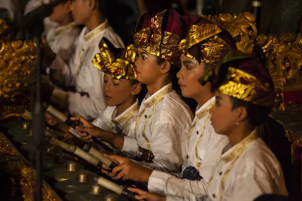 バリ島、インドネシアの寺院ヒンドゥー教のダンス式の間に演劇のガムラン （バリ男の子 — ストック写真
