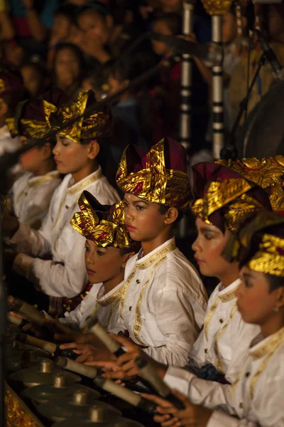 Balinese boys play the gamelan during a Hindu dance ceremony in a temple in Bali, Indonesia — Stock Photo, Image