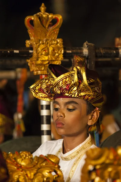 Los chicos balineses juegan al gamelan durante una ceremonia de baile hindú en un templo en Bali, Indonesia —  Fotos de Stock