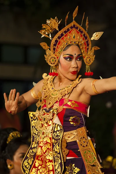 Danza balinesa en un templo hindú local en Bali - Indonesia —  Fotos de Stock