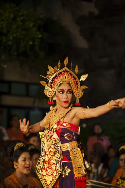 Balinesischer Tanz in einem lokalen Hindutempel in Bali - Indonesien — Stockfoto