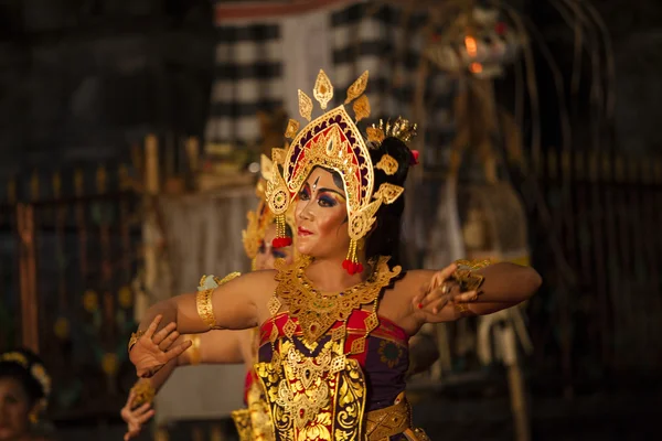 Балійськими танцями в місцевому індуїстський храм на Балі - Індонезія — стокове фото