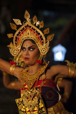 Balili kadın dans ettiği bir hindu Tapınağı içinde sırasında yerel bir tören - bali - Endonezya