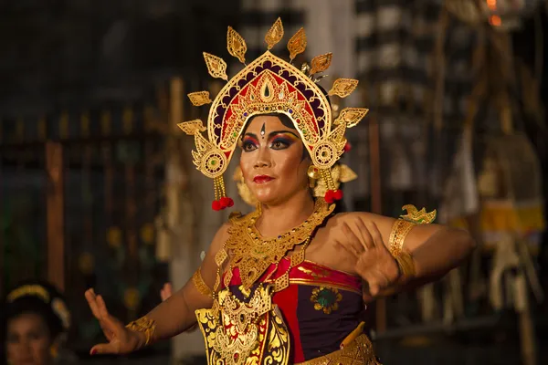 A Balinese woman dances inside a Hindu temple during a local ceremony - Bali - Indonesia — Stock Photo, Image