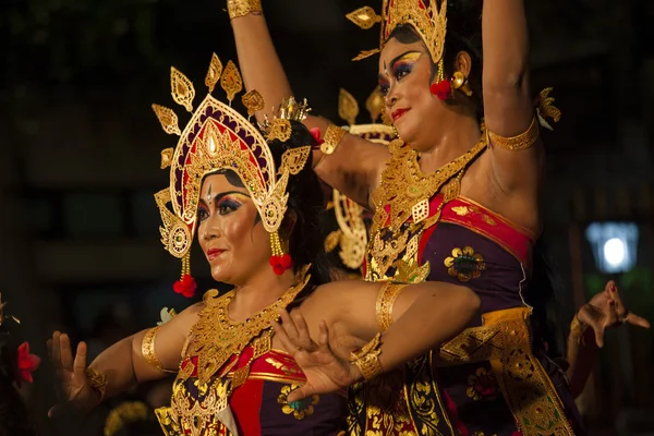 Une femme balinaise danse dans un temple hindou lors d'une cérémonie locale - Bali - Indonésie — Photo