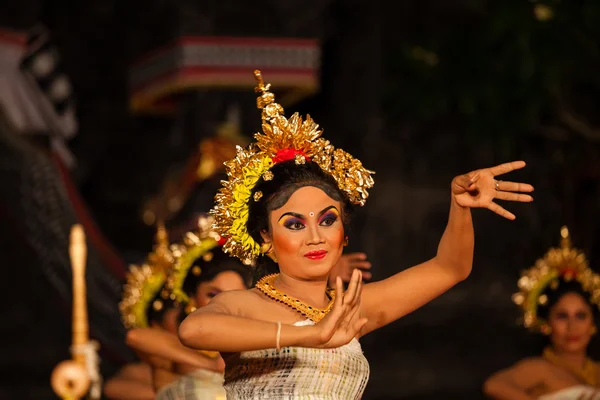 Una mujer balinesa baila dentro de un templo hindú durante una ceremonia local - Bali - Indonesia —  Fotos de Stock