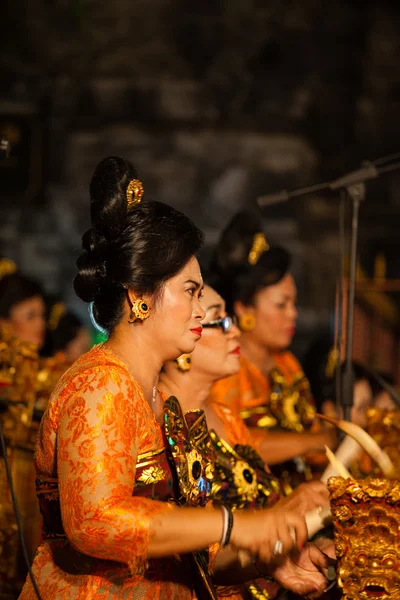 Balinese ladies play the gamelan during a Hindu dance ceremony in a temple in Bali - Indonesia — Stock Photo, Image