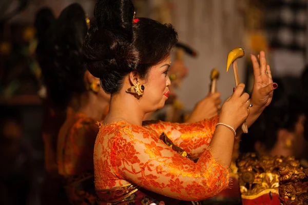 Балийские дамы играют в гамелан во время индуистской танцевальной церемонии в храме на Бали - Индонезия — стоковое фото