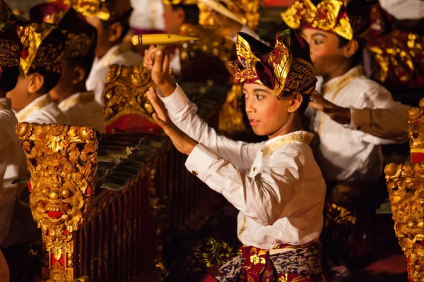 寺 - バリ - インドネシアでの式典中に演劇ガムラン （バリの男の子 — ストック写真