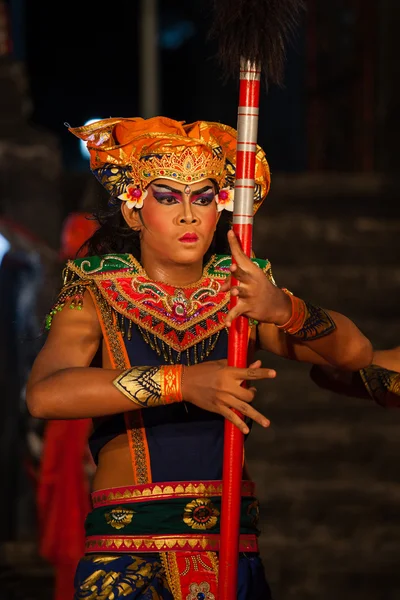 Danza balinesa en un templo hindú local en Bali - Indonesia —  Fotos de Stock