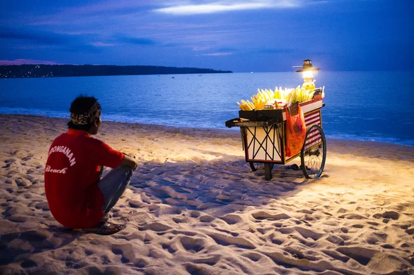 玉米卖方 — — 印度尼西亚巴厘岛的海滩上 免版税图库图片