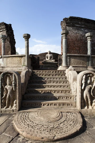 Vatadage (kreisförmiges Reliquienhaus) im Viereck - Unesco-Weltkulturerbe polonnaruwa in sri lanka, asien. — Stockfoto