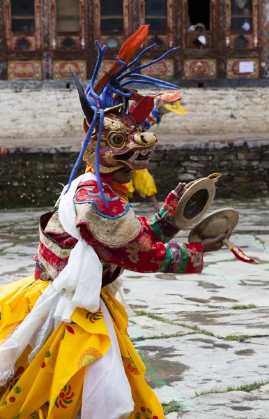 Mönche tanzen in Kostümen während des ura tsechu Festivals im Bumthang-Tal in Bhutan — Stockfoto