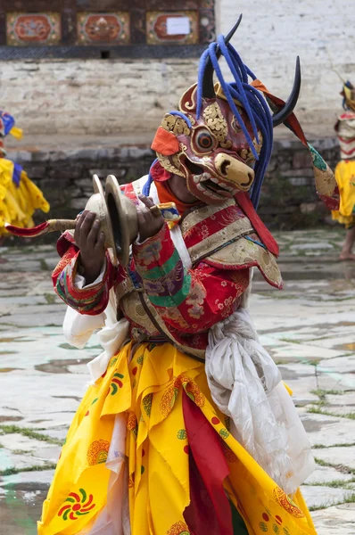 Mniši tanec v kostýmech během festivalu Cečhu ura v údolí bumthang v Bhútánu — Stock fotografie