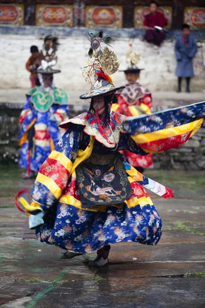 Munkar dans i dräkter under ura tsechu festival i bumthang dalen i bhutan — Stockfoto