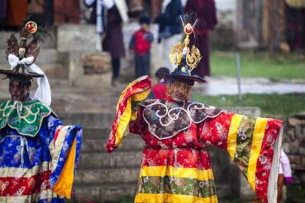 Mönche tanzen in Kostümen während des ura tsechu Festivals im Bumthang-Tal in Bhutan — Stockfoto