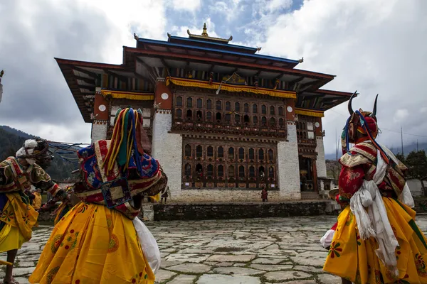 Munkar dans i dräkter under ura tsechu festival i bumthang dalen i bhutan — Stockfoto