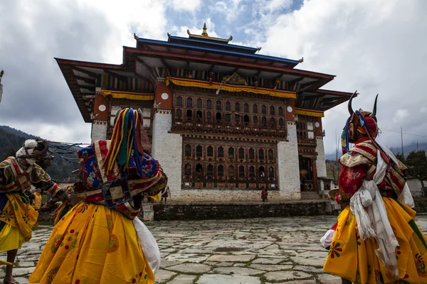 Ченці танцюють у костюми під час фестивалю tsechu ура в bumthang долині в Бутані Ліцензійні Стокові Фото