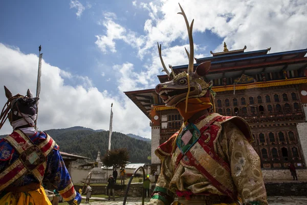 Munkar dans på tchechu festival i ura - bumthang dalen i bhutan — Stockfoto