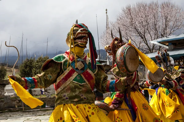 Monges dançando no festival Tchechu em Ura - Vale de Bumthang no Butão — Fotografia de Stock