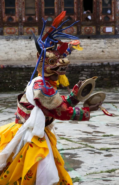 僧侣在市建局-不丹河谷的 tchechu 节上跳舞 — 图库照片