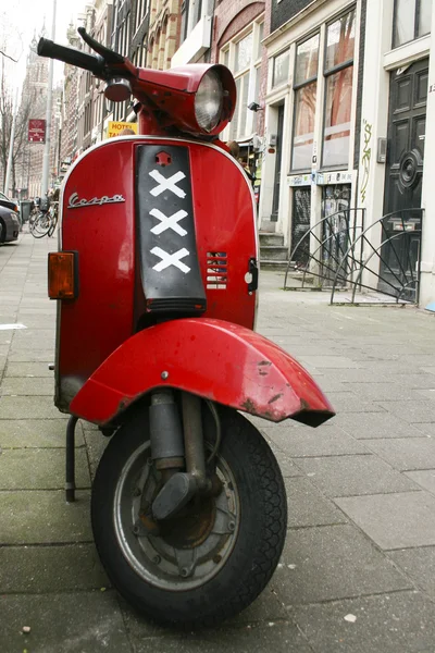 Kırmızı scooter Amsterdam - Hollanda — Stok fotoğraf