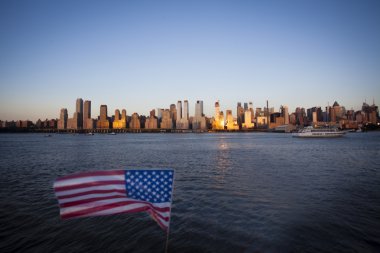 hudson Nehri manzaralı bir manhattan - new York'ta (nyc) - İngiltere, Amerikan bayrağı-Bağımsızlık günü