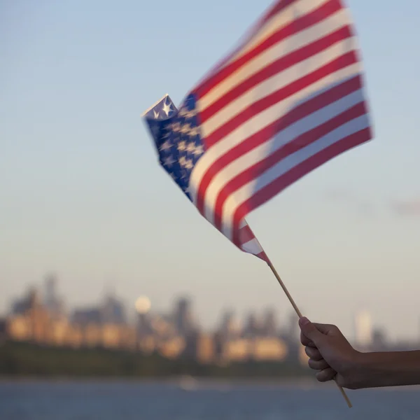 Bandeira americana durante o Dia da Independência no Rio Hudson com vista para Manhattan - Nova Iorque (NYC) - Estados Unidos da América — Fotografia de Stock