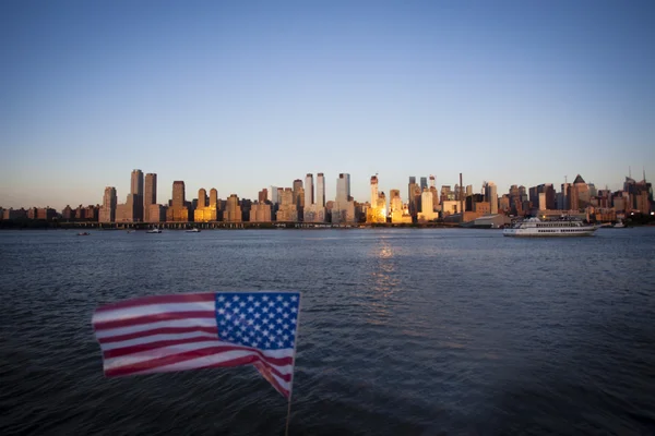 ハドソン川マンハッタン ニューヨークシティ (nyc) - アメリカ合衆国におけるビューと独立記念日の間にアメリカの国旗 — ストック写真