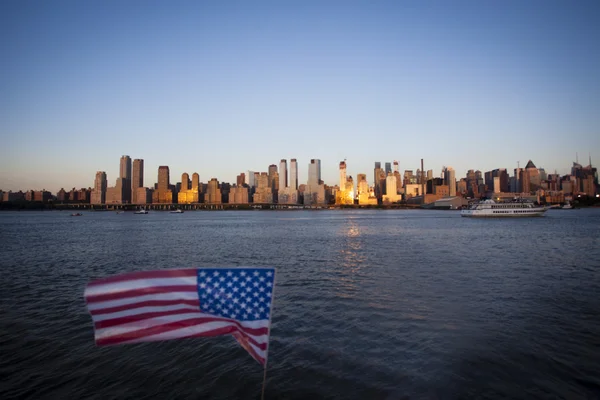 hudson Nehri manzaralı bir manhattan - new York'ta (nyc) - İngiltere, Amerikan bayrağı-Bağımsızlık günü