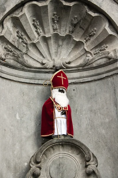 Manneken Pis em roupas Sinterklaas - Bruxelas - Bélgica — Fotografia de Stock
