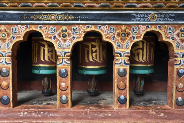 Rikt dekorerade bhutanesiska bön hjulen i paro rinpun dzong - västra bhutan — Stockfoto