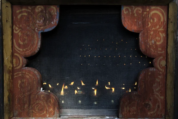 Butterlampen im Kyichu lhakhang Tempel (tibettan buddhism) im Parotal, östliches Bhutan - Asien — Stockfoto