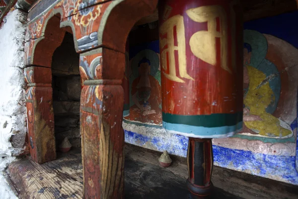 Ruedas de oración en el templo Kyichu Lhakhang (budismo tibetano) en el valle de Paro, Bután Occidental - Asia —  Fotos de Stock