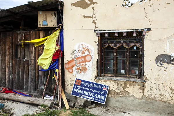 Fasaden på ett bhutanesiska hus i västra bhutan — Stockfoto