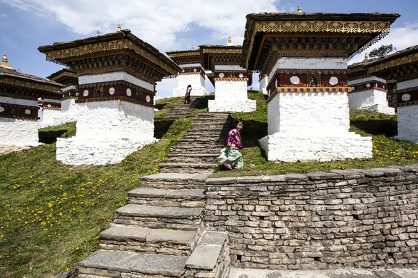 Dochu la chorten, a híres buddhista helye tetején egy hegy nyugati Bhutánban, Ázsia — Stock Fotó