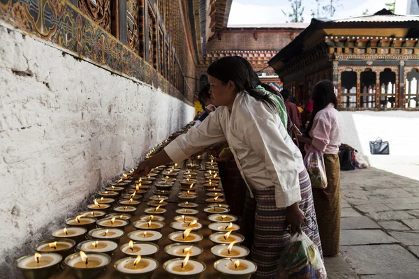 Los butaneses están encendiendo velas dentro del monasterio de Tango Goemba - Bután — Foto de Stock